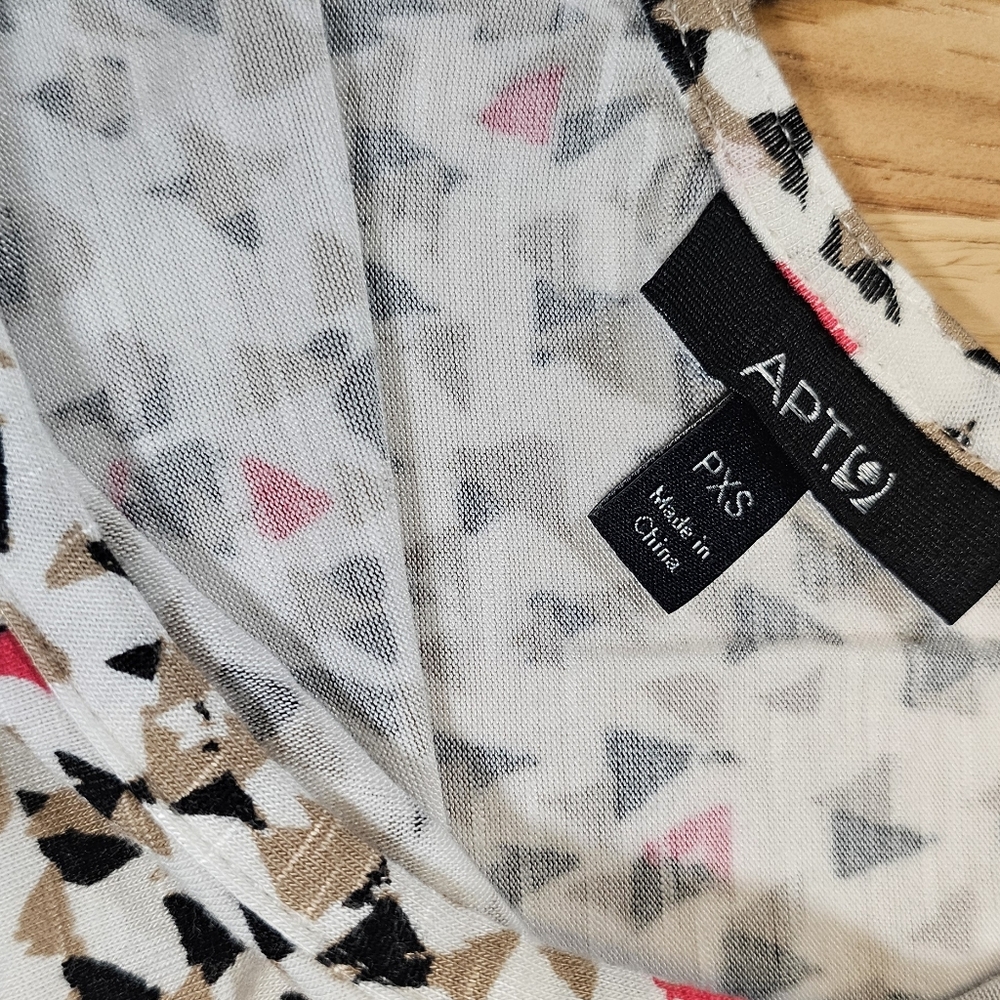 Geometric Print Top - Picture 3 of 9